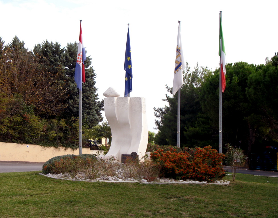 Scultura del RC Brac, per il Centenario, posizionata ad Osimo