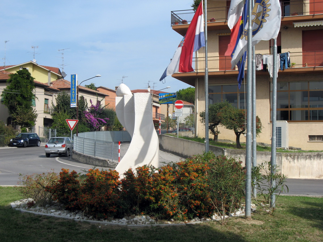 Scultura del RC Brac, per il Centenario, posizionata ad Osimo